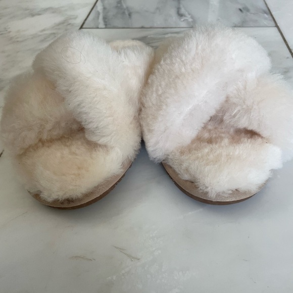 NWOT Lamo, size medium (7-9), ivory fuzzy crossover strap faux fur slippers - Picture 3 of 8